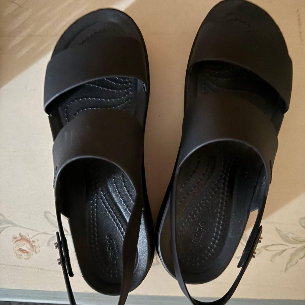 Crocs Brooklyn black wedge sandal 6